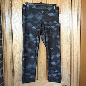 Zara Terez gray triangle geometric capri gym leggings L crop ZT read description